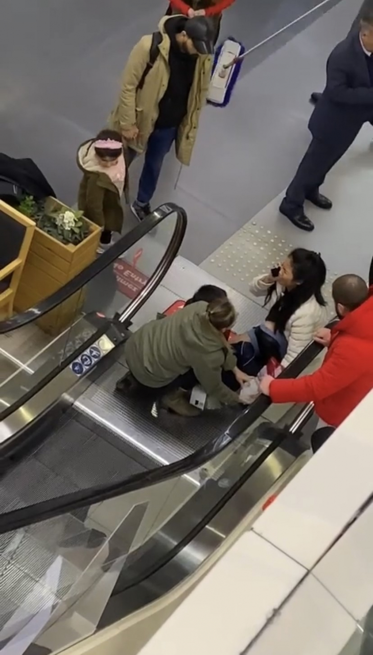 Şişli'de AVM'de korku dolu anlar ! Yürüyen merdivene ayağı sıkışan çocuğun 3 parmağı koptu