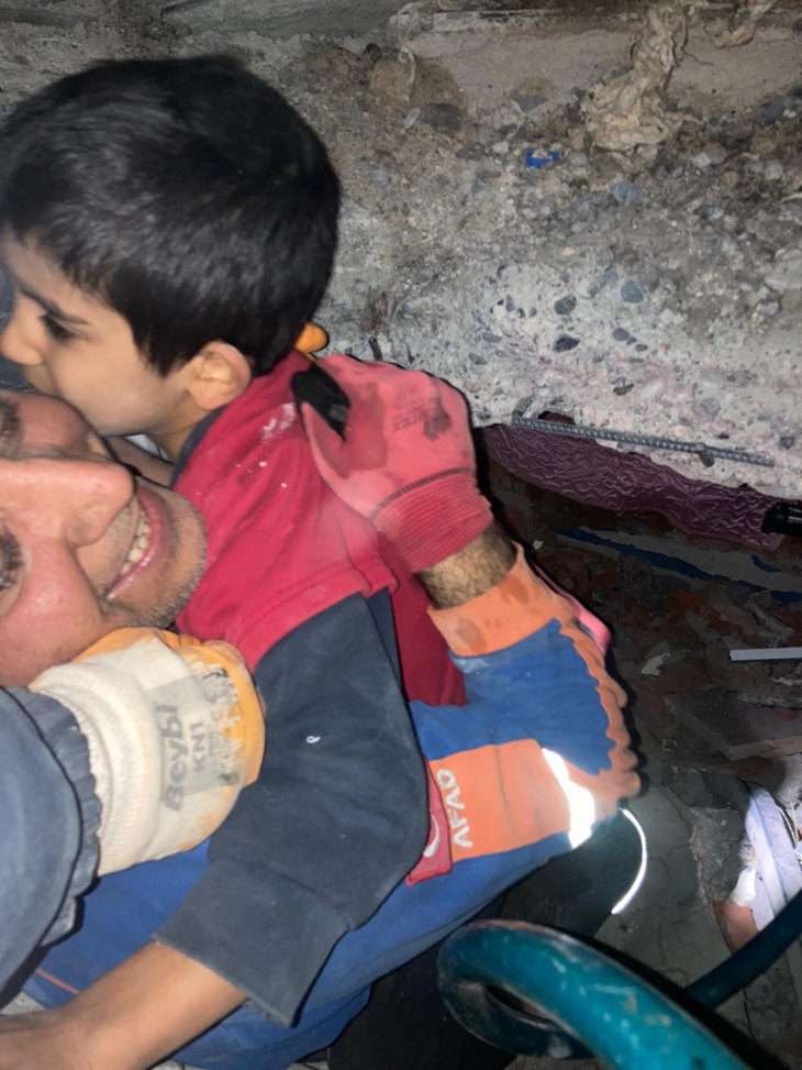 Depremzede anne'den duygulandıran söz 'Önce çocuklarımı çıkarın ben sonra çıkarım'